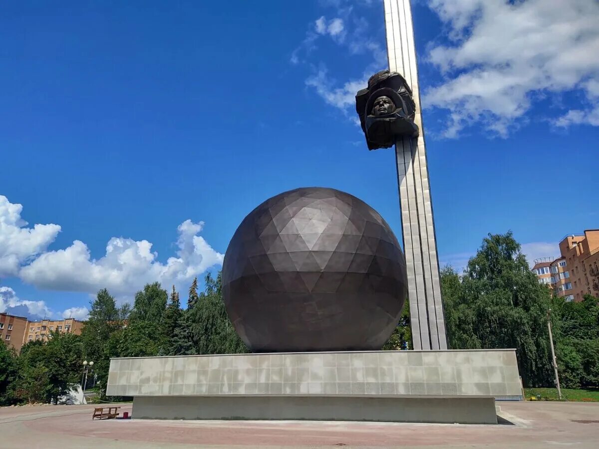 Какие памятники есть в калуге. Калуга памятник 600-летия Калуги. Памятник 600-летию Калуги Циолковского. Достопримечательности Калуги памятник 600 летию Калуги. Монумент в честь 600 летия Калуги.