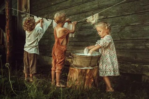 Женщина моет мальчика