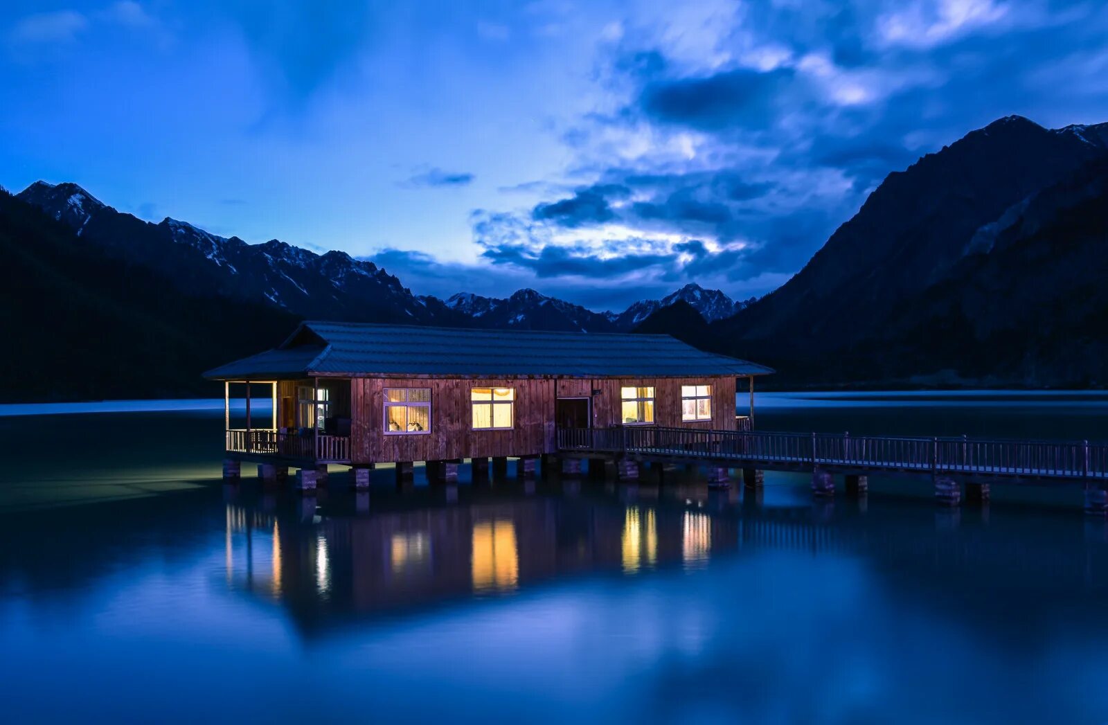 Фахверк Швейцария горы озеро лес. Домик на воде. Дома у озера. Дом посередине озера.