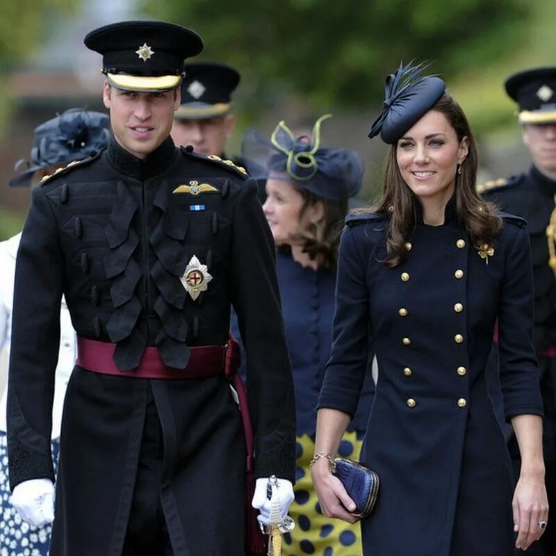 Форма британия. Принцесса Уэльская Кейт. Пальто милитари Кейт Миддлтон. Кейт Миддлтон в военной форме. Стиль милитари Кейт Мидлтон.