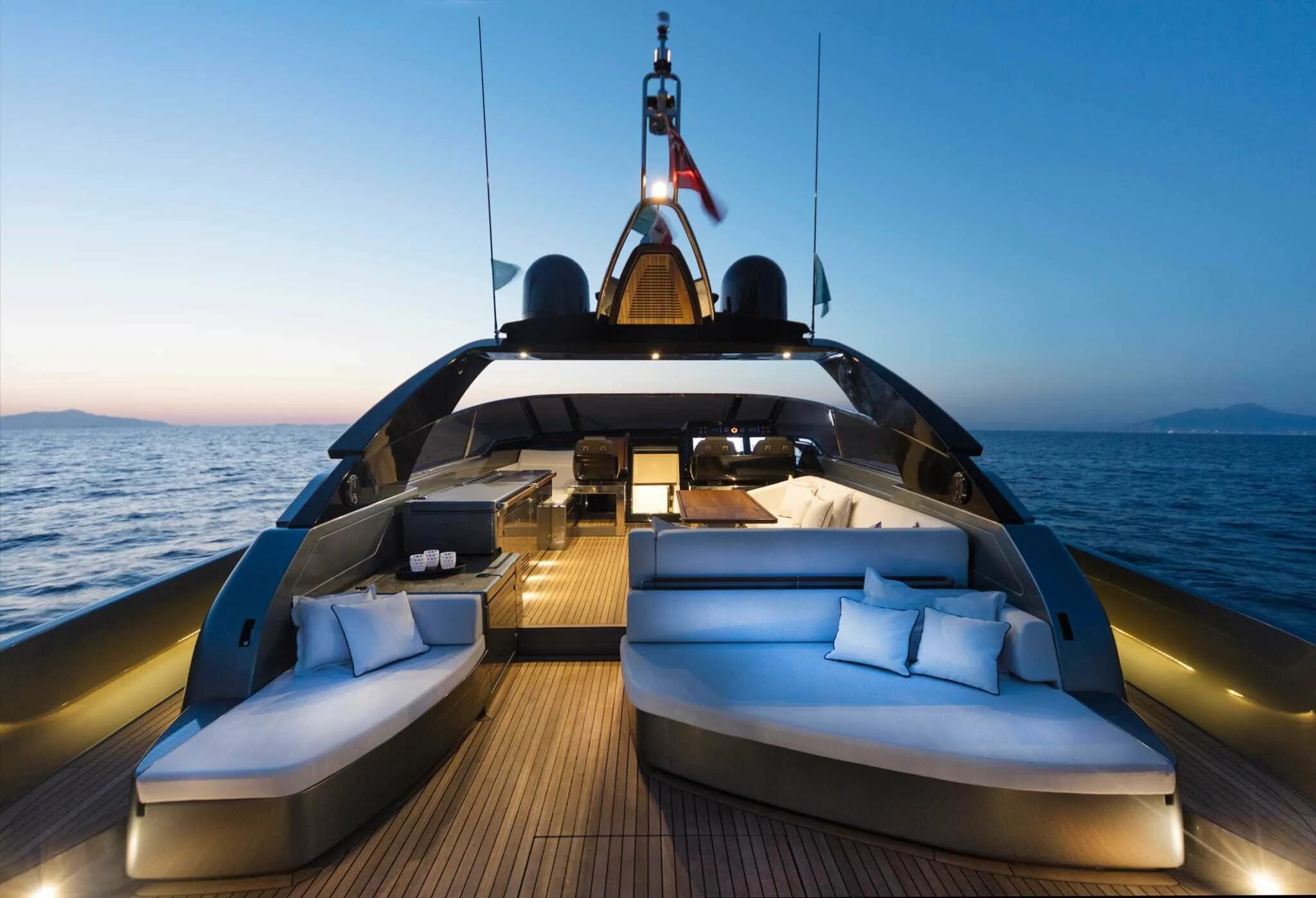 роскошные вещи. что значит роскошь. яхта riva 76' bahamas. яхты роскошь лакшери. значение слова роскошь.