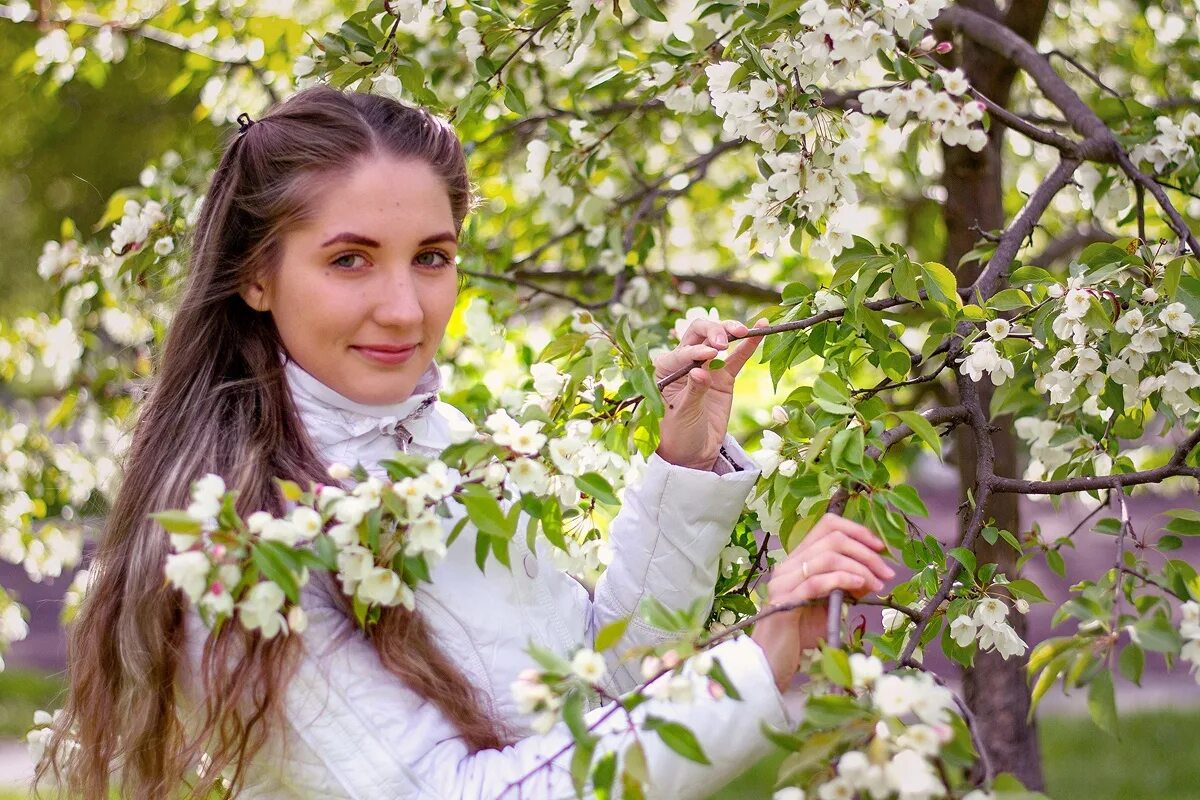 Яблоневый цвет юность. Портрет на фоне цветущей яблони. Школьная фотосессия на фоне цветущих деревьев. Фотосессия женщины в цветении яблонь. Портреты в яблоневом цвете.