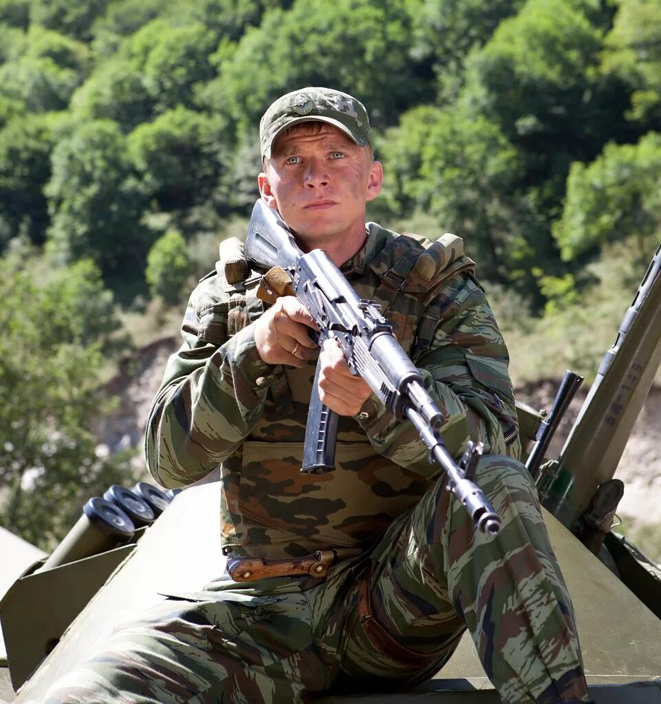 Выстрелов гора. Стреляющие горы курцын. Стреляющие горы меркурьев. Снайпер в горах. Солдат в горах.