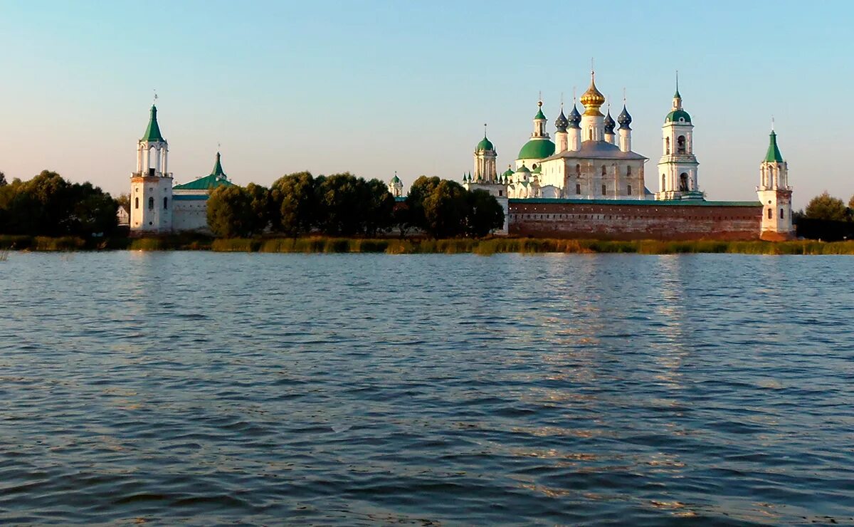 Озеро неро город. Озеро Неро Ростов Великий. Ростов Великий река Неро. Ярославль озеро Неро. Ростов Ярославский озеро Неро.