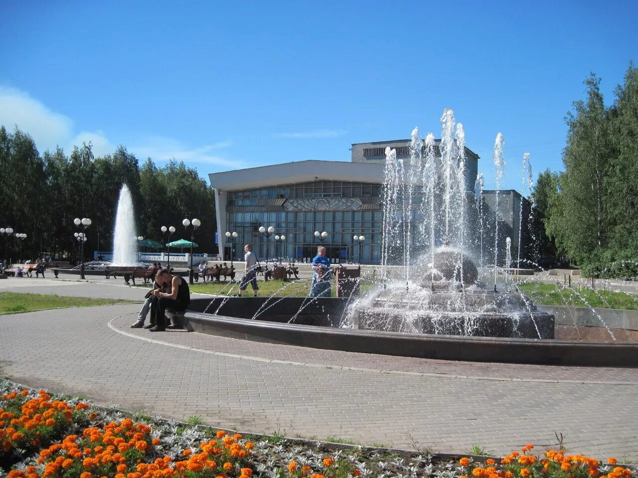Сыктывкар достопримечательности города. Государственный театр оперы и балета республики коми. достопримечательности республики коми сыктывкар. театр оперы сыктывкар. театральная площадь сыктывкар.