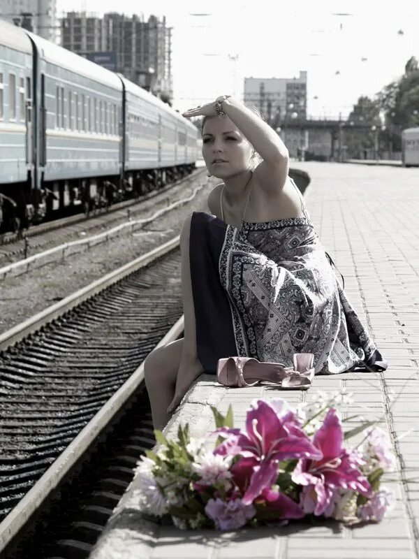 В ожидании приезда. Встреча на вокзале. Девушка на вокзале. Встреча поезда. Женщина в поезде.