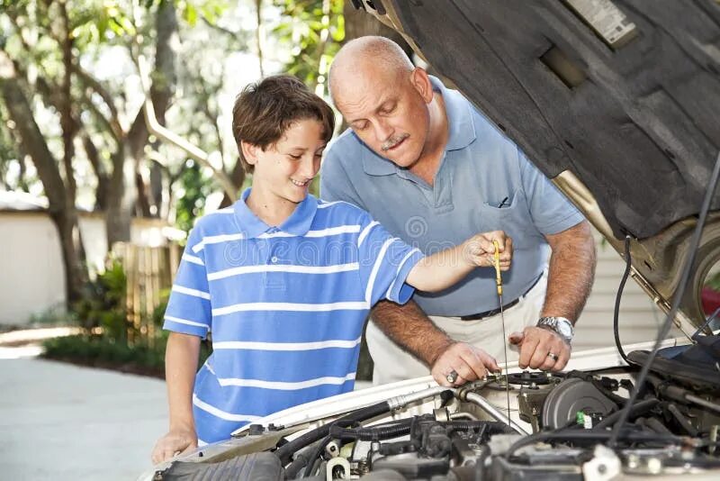 Отец продал машину сыну. Автомобиль dad. отец и дед чинят телевизор. father&#039;s work. фото отца и сына у одной машины.