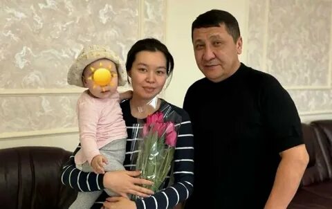 Догги стиліндегі әдемі жалаңаш кискалар