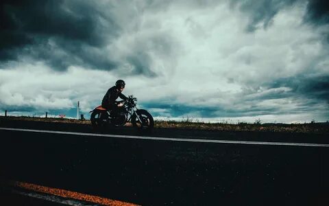 Мотоциклист едет первую