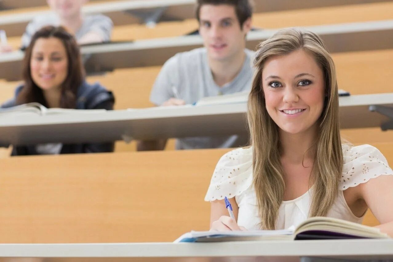 The students are the lecture. Студенты. Девушка в аудитории. Студенты в аудитории. Студент за партой.