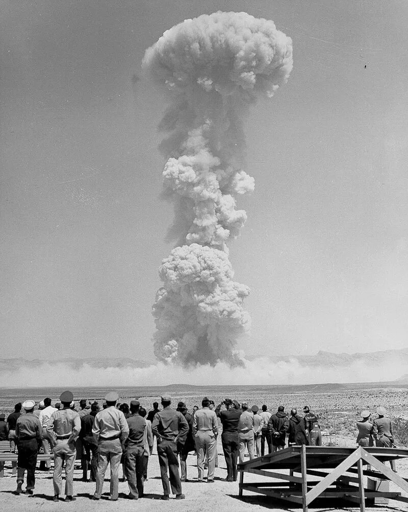 Испытание первой. Испытания атомной бомбы Невада 1955. Ядерный взрыв в Неваде 1957. Испытания ядерного оружия в США. Первые ядерные испытания в США.