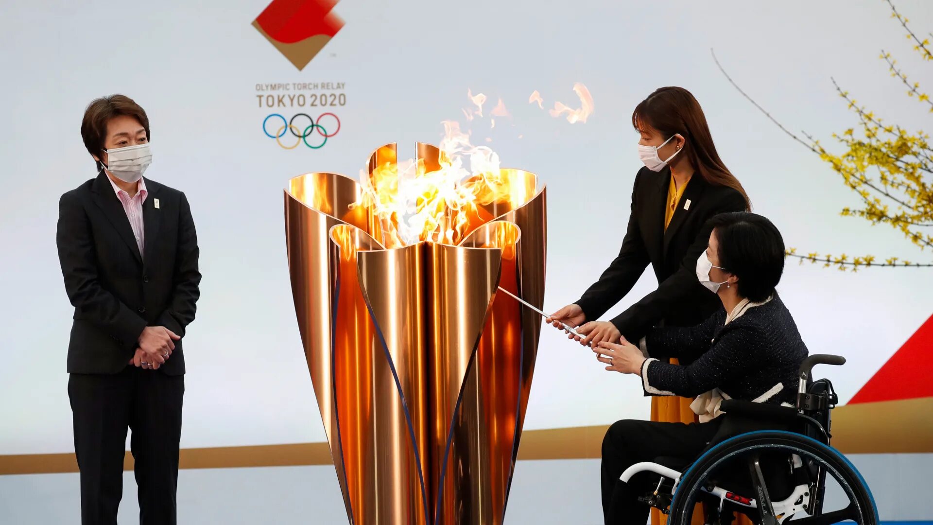 Tokyo 2020 olympics. Олимпийский огонь Токио 2020. Олимпийский огонь в Токио 2021. Олимпийский факел Токио 2021.