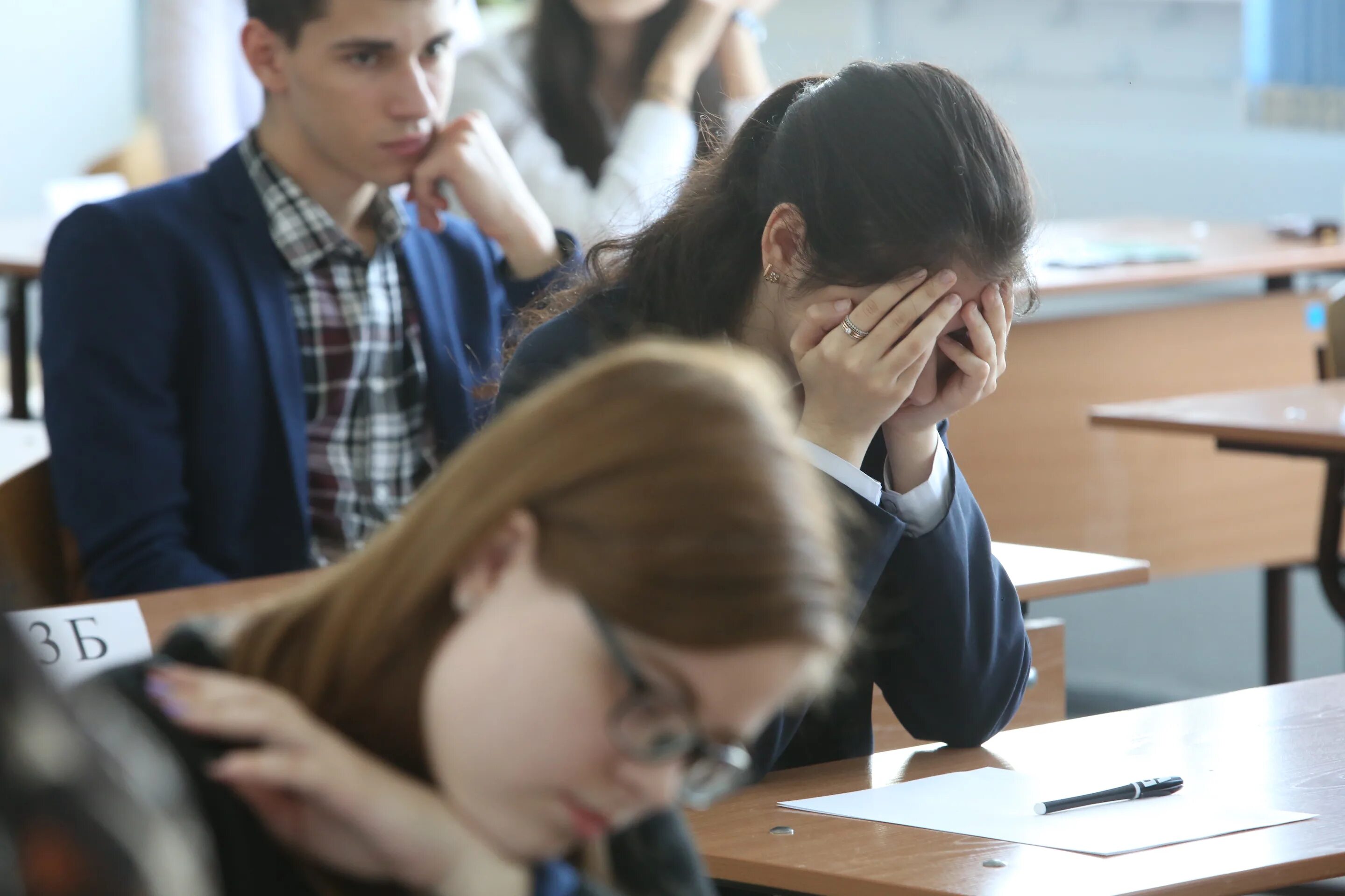 Приснилось сдавать экзамен. ЕГЭ. Экзамен ЕГЭ. Школьники на экзамене. Старшеклассники в школе.