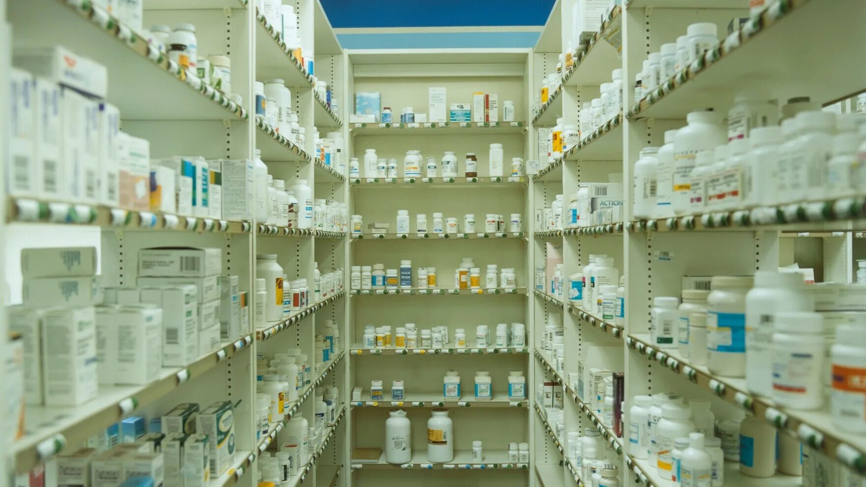 Можно лс. Хранение лекарственных средств. Склад хранения лекарственных средств. Помещения для хранения лекарственных препаратов. Хранение лекарств в аптеке.