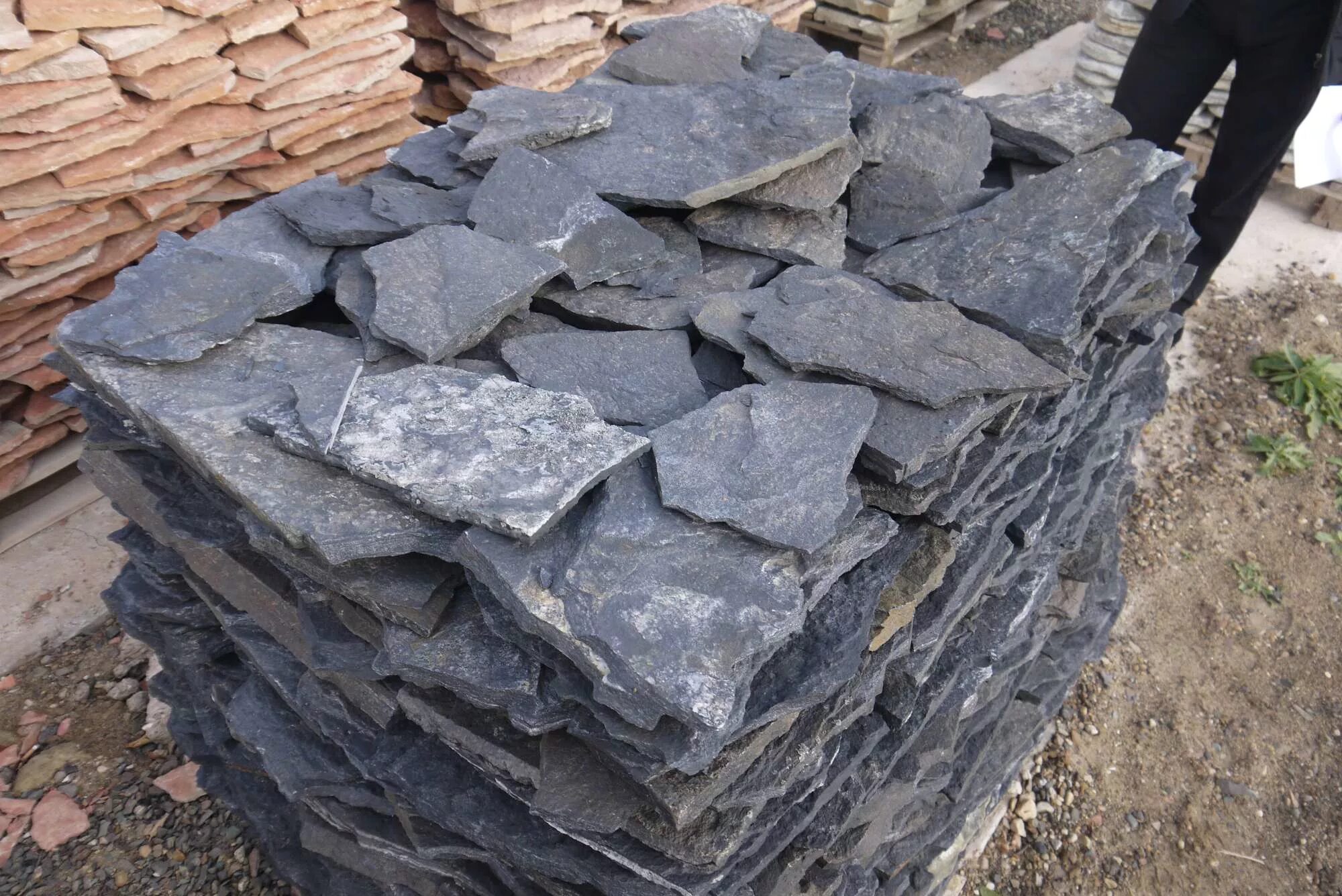 Сланец блэк слейт. Камень плитняк черный. Черный плитник. Шунгит камень плитняк. Шунгит плитняк черный.
