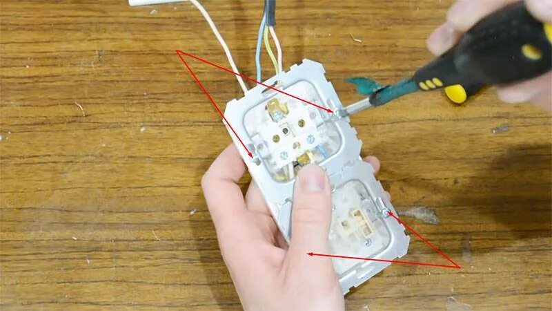 Как подключить комбинированную розетку. Как подключить двойной блок выключатель и розетку. подключить блок выключателей с розеткой. комбинированный блок выключатель одноклавишный и 2 розетки. подключить одноклавишный выключатель и розетку в 1 корпусе.