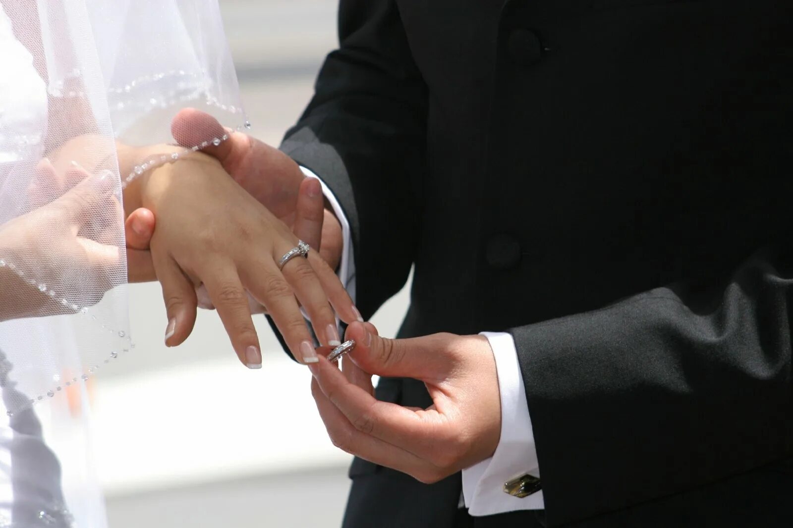 Вступление в брак. Обручальные кольца на руках. Кольца жениха и невесты. Свадьба руки кольца.