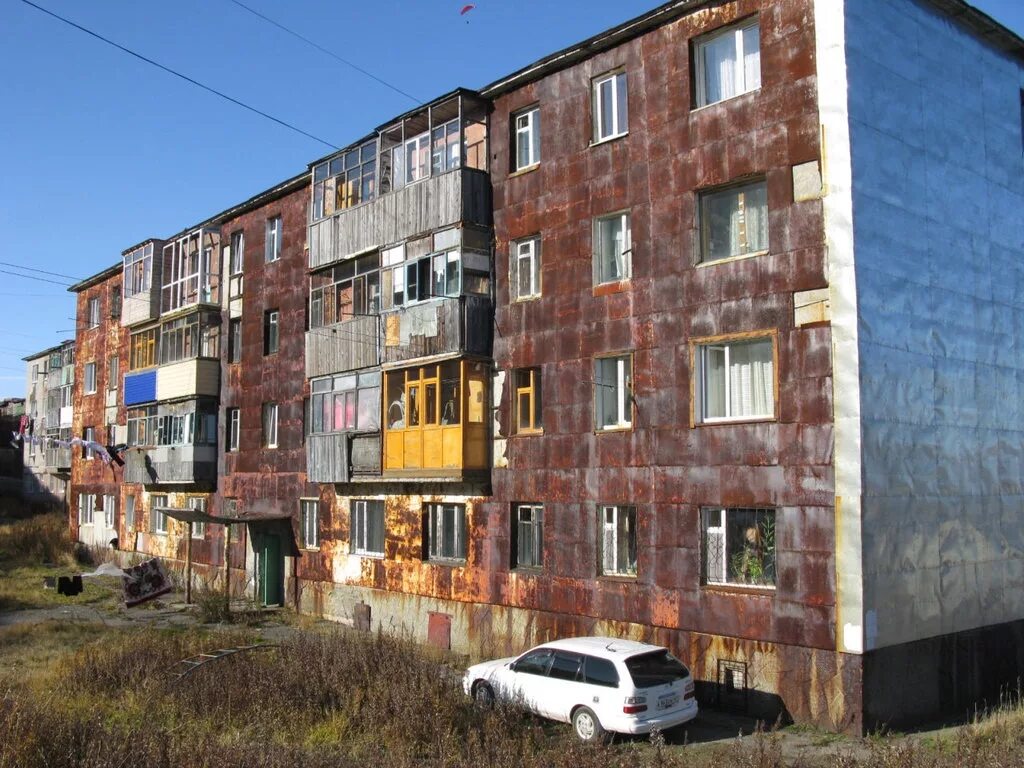 Дома в петропавловске. Петропавловск-камчатский пятиэтажки. петропавловск камчатский хрущевки. петропавловск-камчатский улица кирпичная дом 7. камчатка город петропавловск камчатский жилые дома.