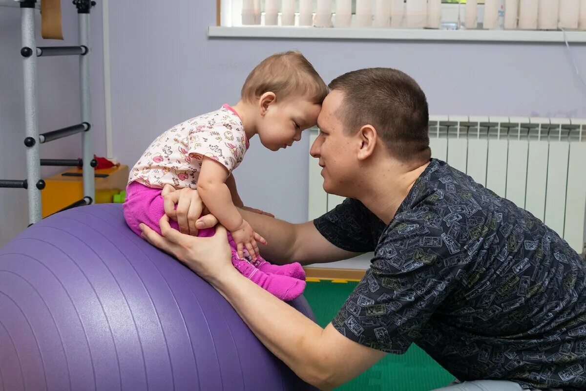 Дети с ДЦП И родители. Дети с ДЦП С родителями. Мама с ребенком ДЦП. Семья с ребенком с ДЦП. Дцп санкт петербург