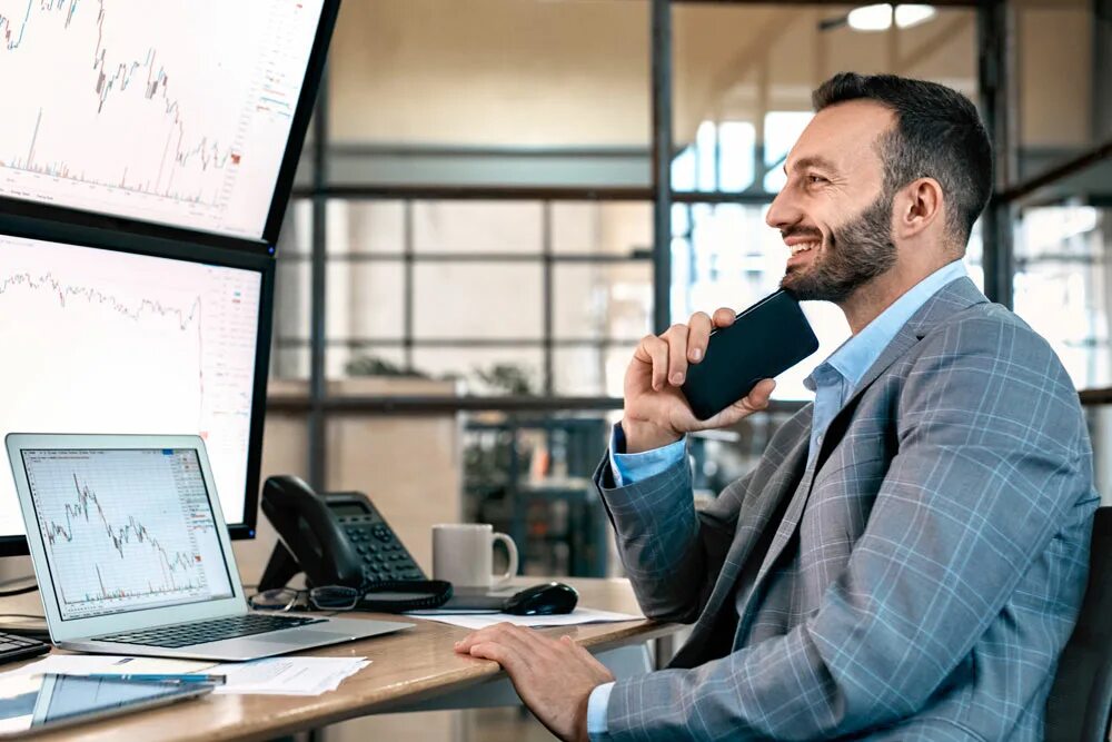 Dealer marketing. Европейский бизнесмен. Довольный человек в автосалоне. Dealer marketing. Клиентские машины.