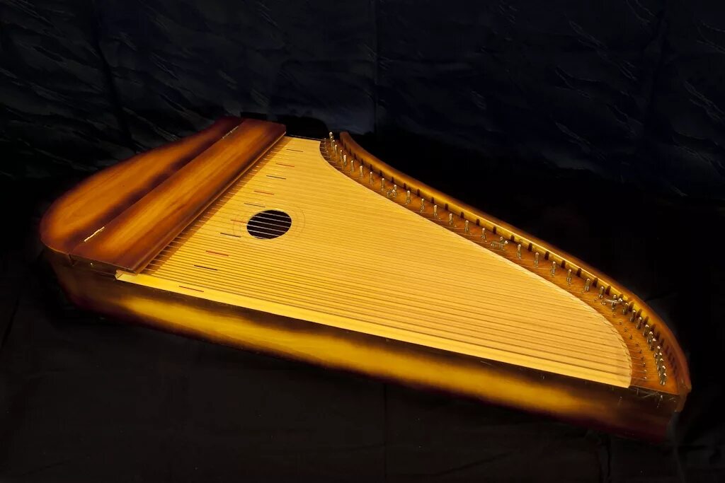 Кантеле инструмент. Кантеле 10 струн. Финский Кантеле. Финский музыкальный инструмент Кантеле. Кантеле 16 века.