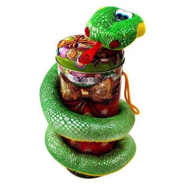 год змеи сувениры. год дракона новогодняя игрушка. новогодняя змейка с подарком. змея фигурка. статуэтка в виде змеи.