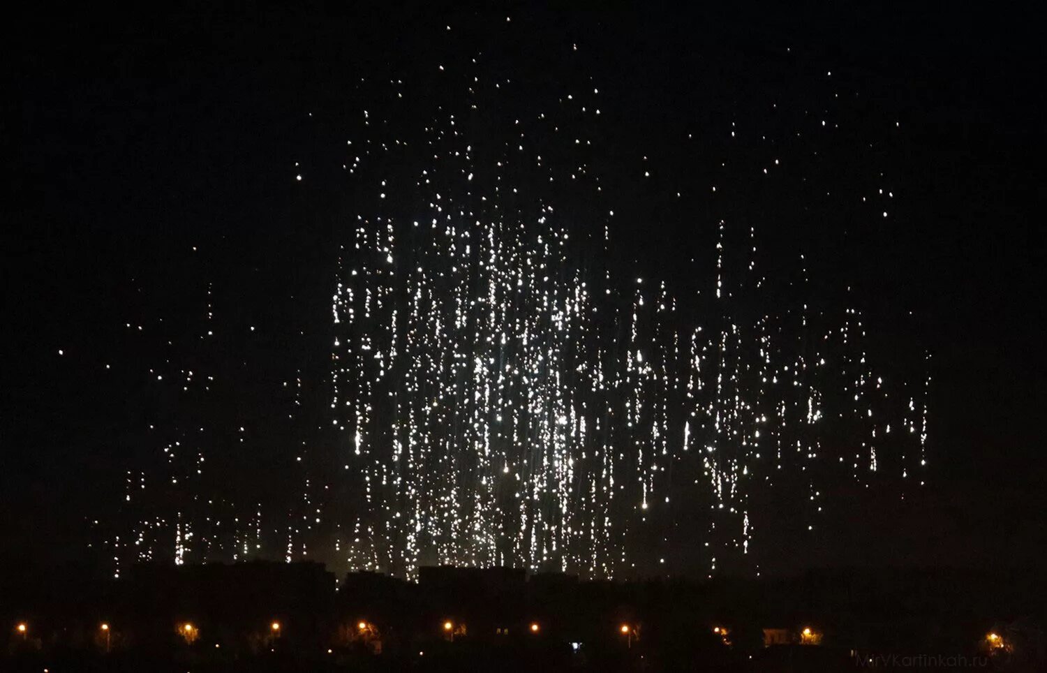 межкристаллитная коррозия алюминия. черное пятно на прозрачном фоне. Bump текстура мятой бумаги. магниевый дождь. сульфат магния соль.