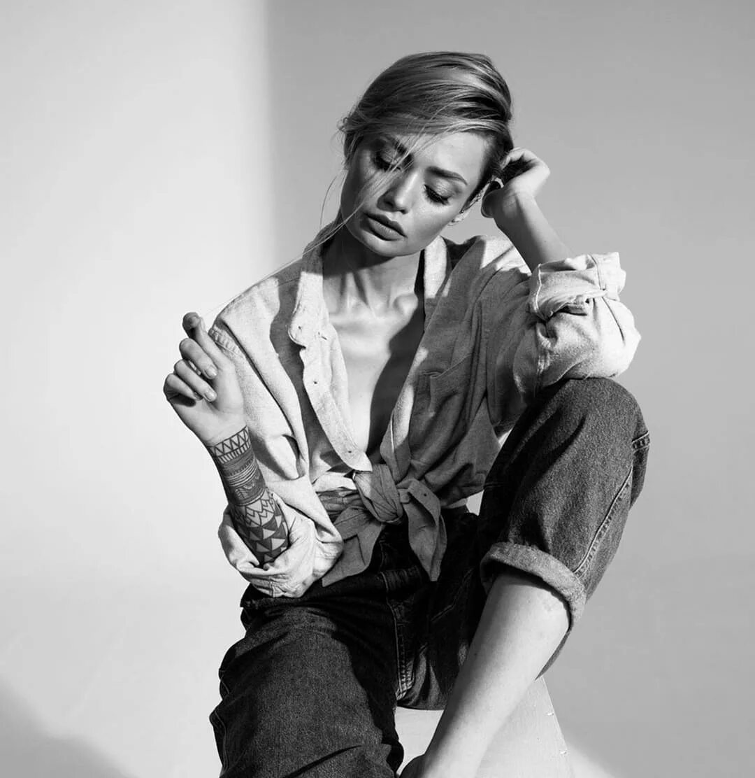 Идеи фотосессии для девушки в студии необычно. Идеи для фотосессии в студии. Фотосессия в студии. Фотосессия в стиле куклы. Образы для фотосессии.