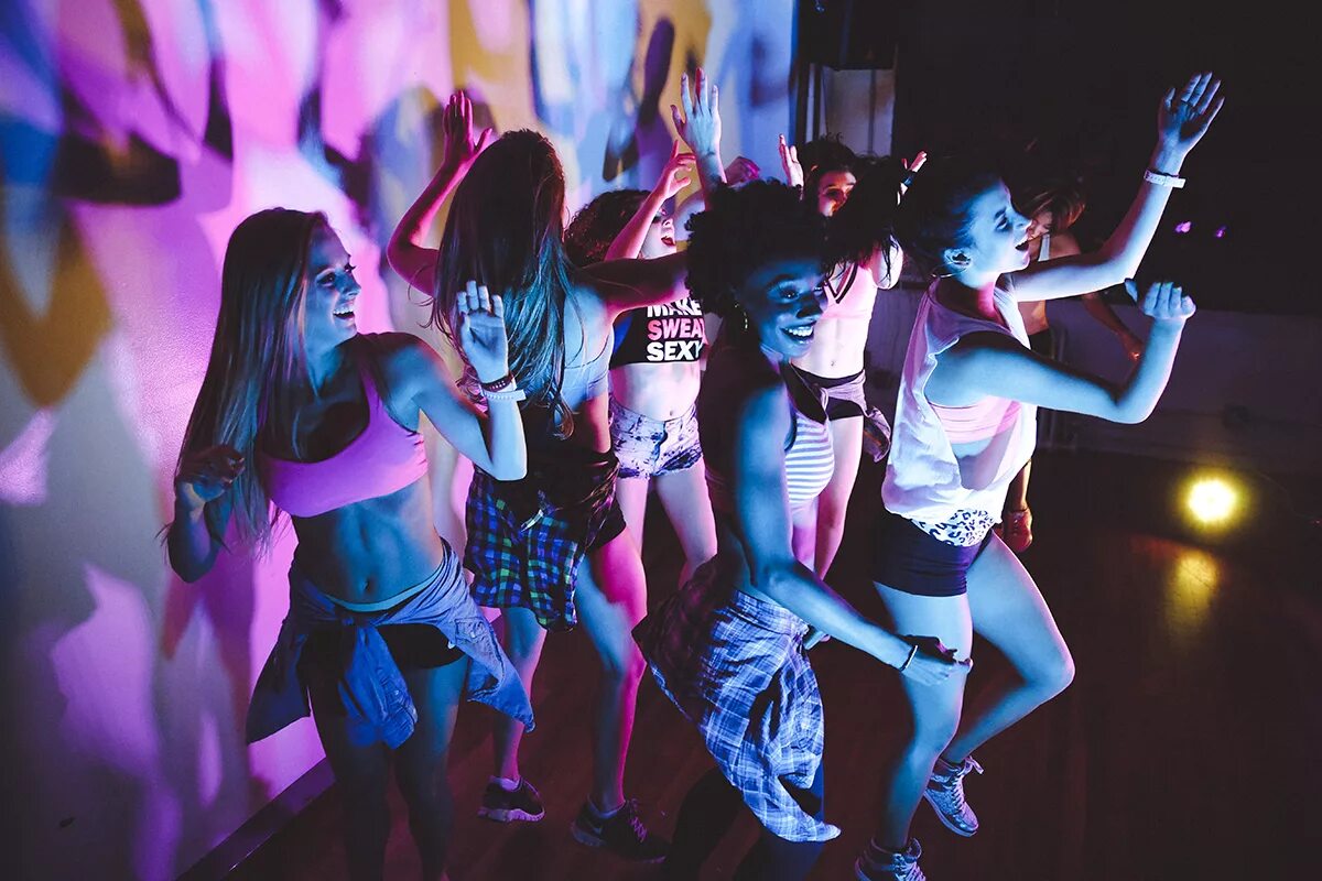 Клубные танцы. Девушка танцует на дискотеке. Танцы в клубе фото. Клуб девочки танцуют. Mp4 party