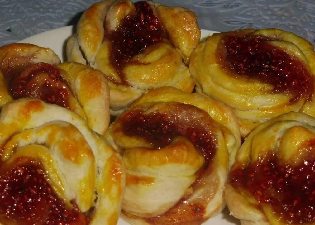 Булочки с джемом фото. Булочки с джемом. булочки с малиновым джемом. сладкие булочки с джемом в духовке. слоеные булочки с джемом.