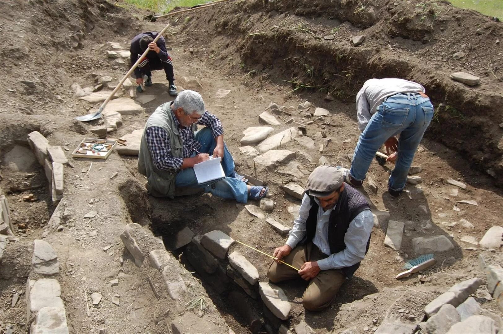 Врач археолог. Азербайджана и археологи. археология в азербайджане. археология кыргызстан. древнее поселение в азербайджане.
