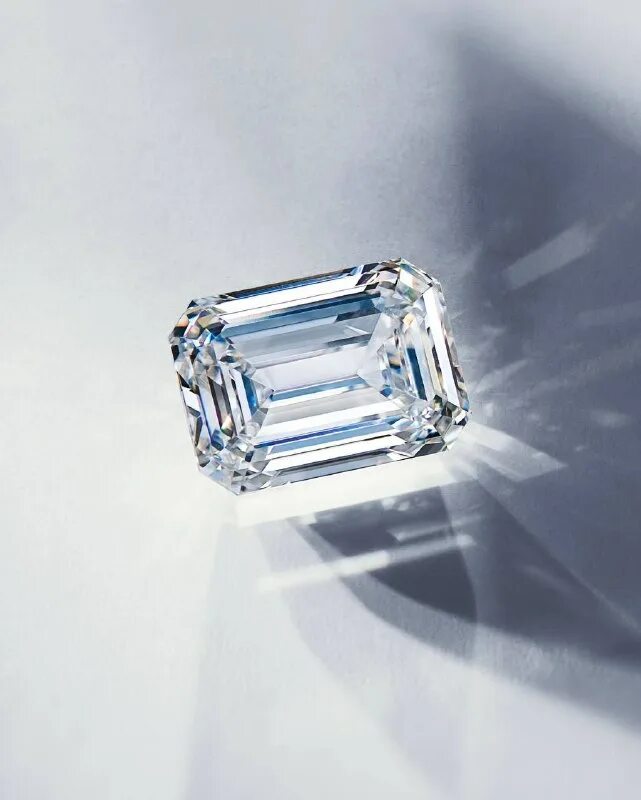 Алмаз необработанный. Бриллиант алроса сердце. Бриллиант груша выставка алроса. Лед алроса. 1.