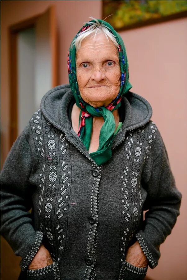 Фото крупно бабушек. Старая женщина в платке. Пожилая женщина в платочке. Пожилая женщина в платке. Старенькая бабушка.