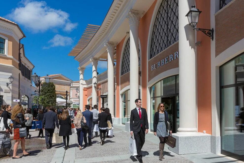 Castel romano designer outlet. Аутлет в риме. Кастель романо. Кастель романо. Кастель романо фото.