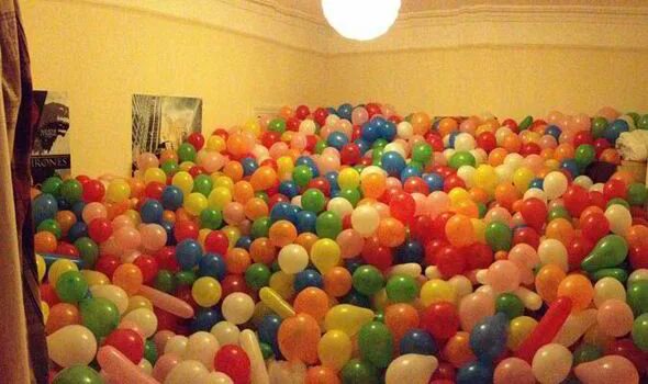 Дай мне шары. Воздушные шары в комнате. Комната в шарах. Комната наполненная шариками. Комната в куче шариков.