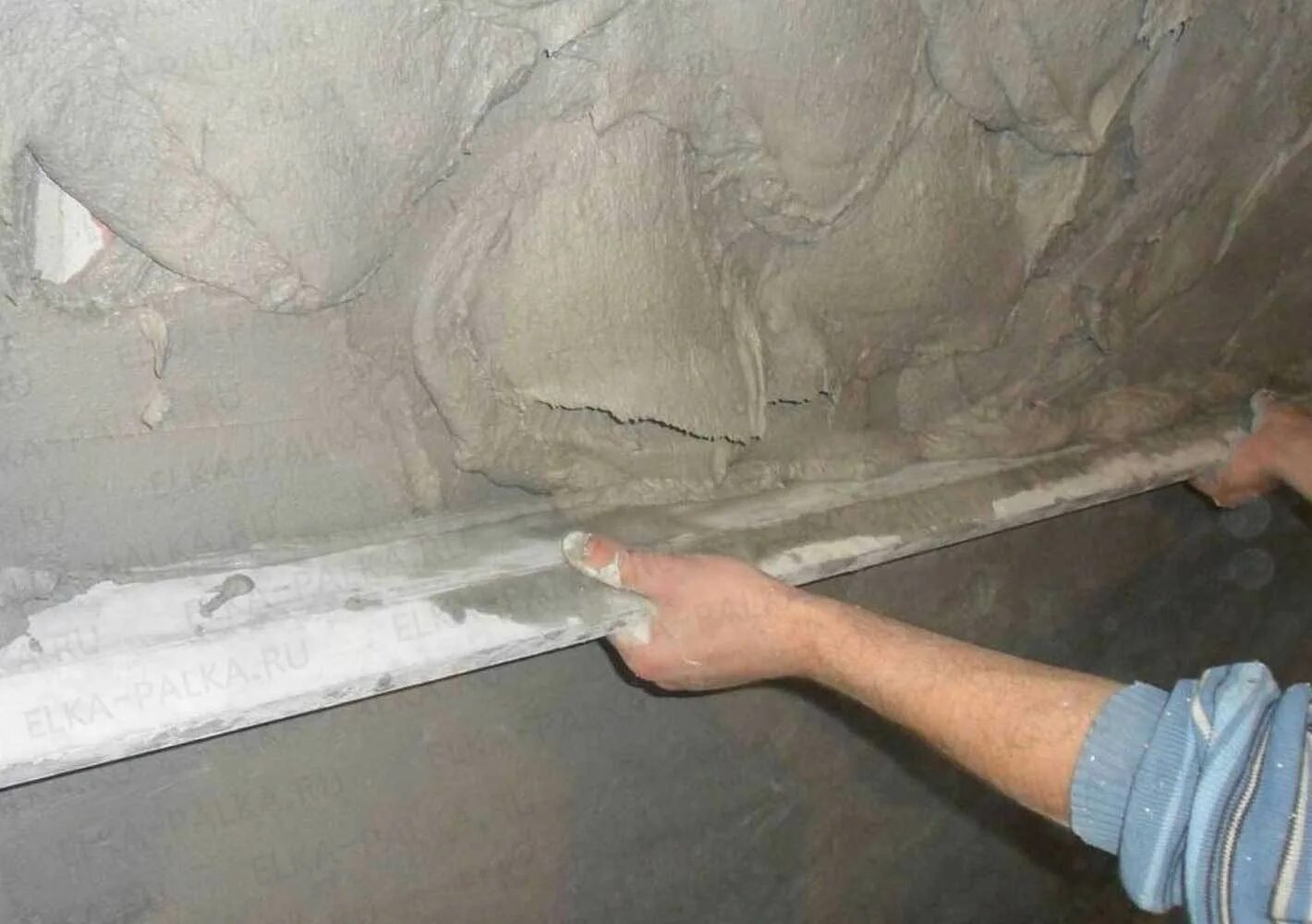 Штукатурить шпаклевкой. Цементно-Песчаная штукатурка на стене. Оштукатуривание поверхности. Выравнивание стен штукатуркой. Штукатурка стен по маякам.