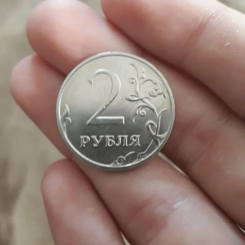 5 рублей в руке. 2 Рубля. Рука с монетой. Монета два рубля. 1 Рубль в руке.