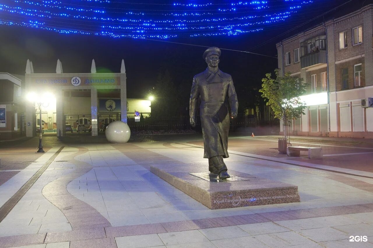 бульвар гагарина брянск памятник. юрий гагарин памятник в брянске. гагарин памятник брянск. памятник гагарину в смоленске. бульвар гагарина брянск памятник.