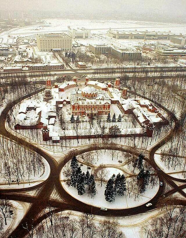 Московский версаль. Петровский путевой дворец. Московский Версаль Петровский путевой дворец. Петровский парк Москва. Петровский путевой дворец зимой.