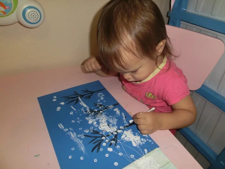 2 года занятия по рисованию. Рисование ватными палочками для малышей. Рисование ватными палочками в младшей группе. Рисование ватными палочками в младшей группе детского сада. Рисование ватными палочками в ясельной группе.