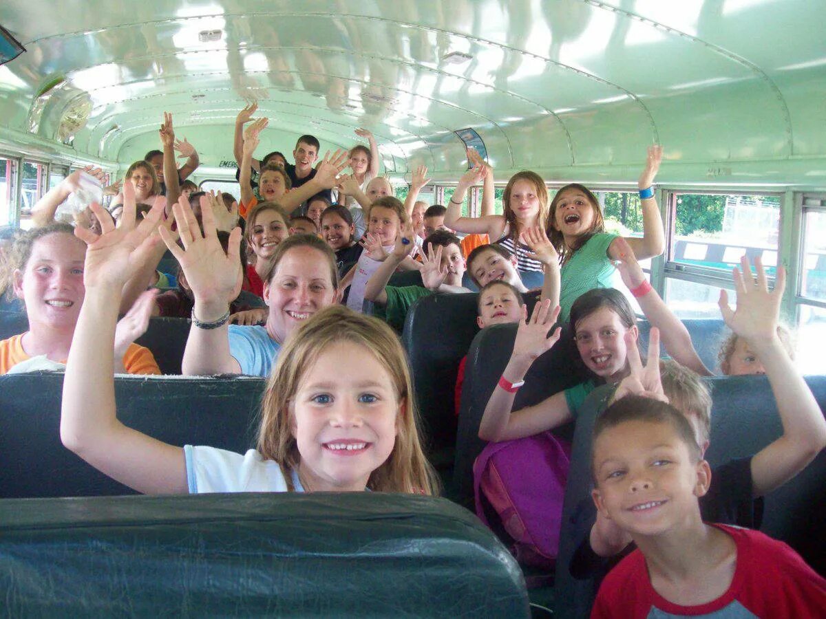 Экскурсионный автобус для детей. Экскурсии для школьников. Школьная экскурсия. Автобусные экскурсии для школьников. Школьники на экскурсии.