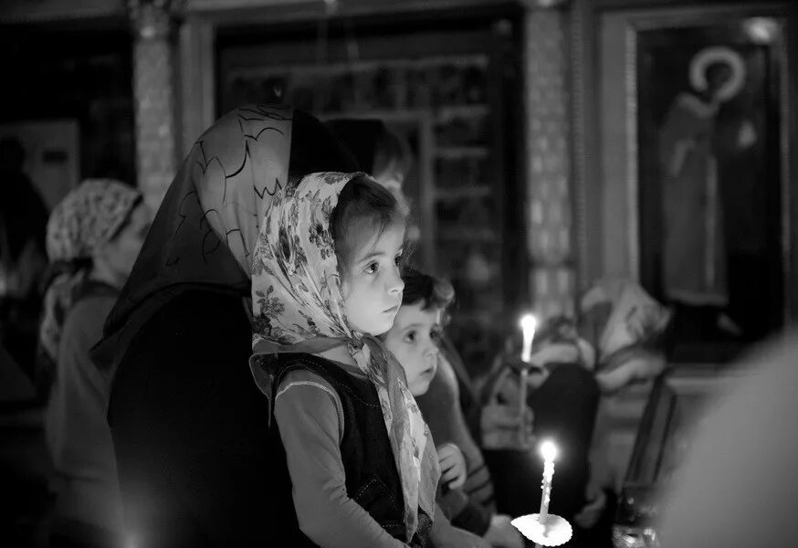 дети в храме. дети в церкви. девочка молится в храме. дети молятся богу. молитва о детях.