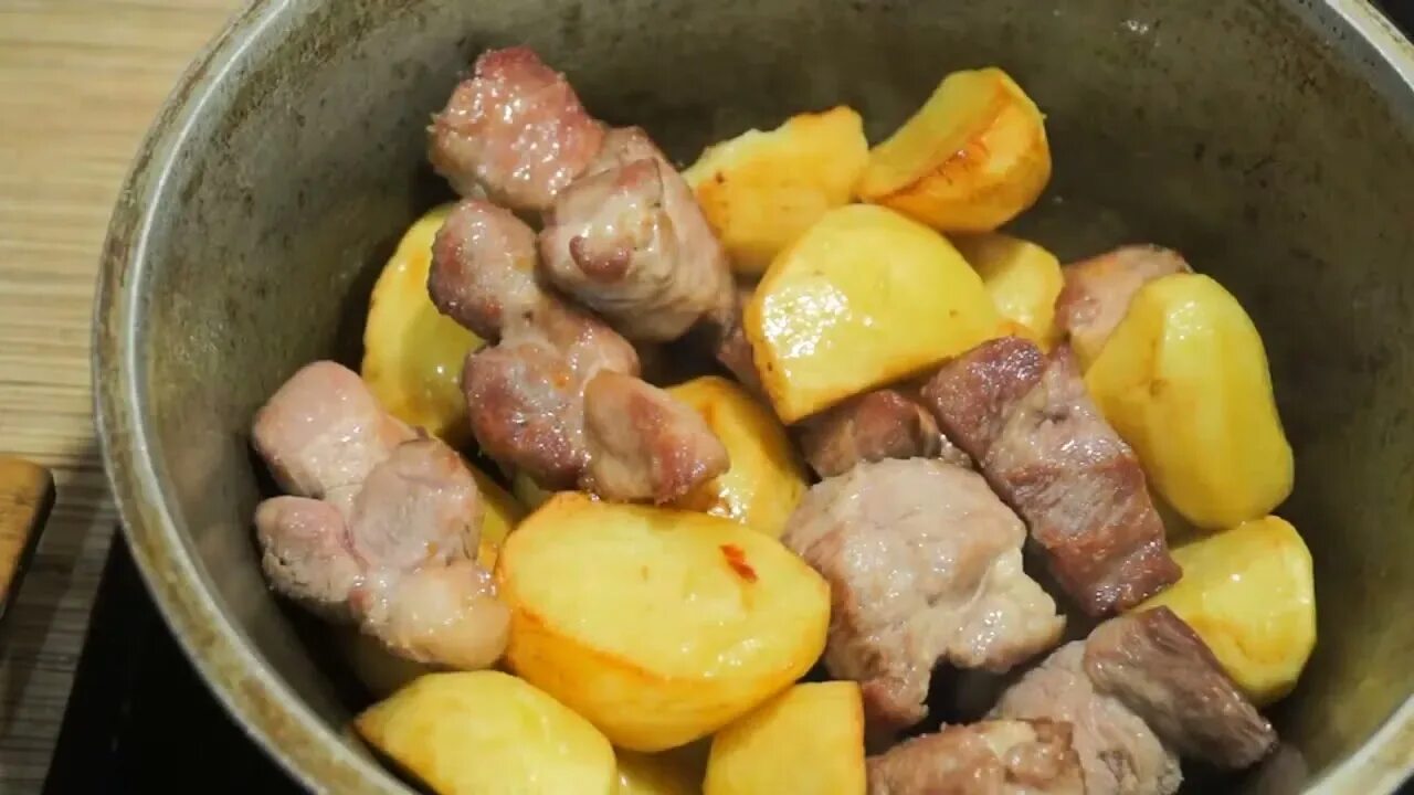 Картошка на костре. Тушёная картошка с мясом в казане на костре. Мясо с овощами в казане на плите. Картошка в казане. Жаркое в казане с картошкой и мясом.