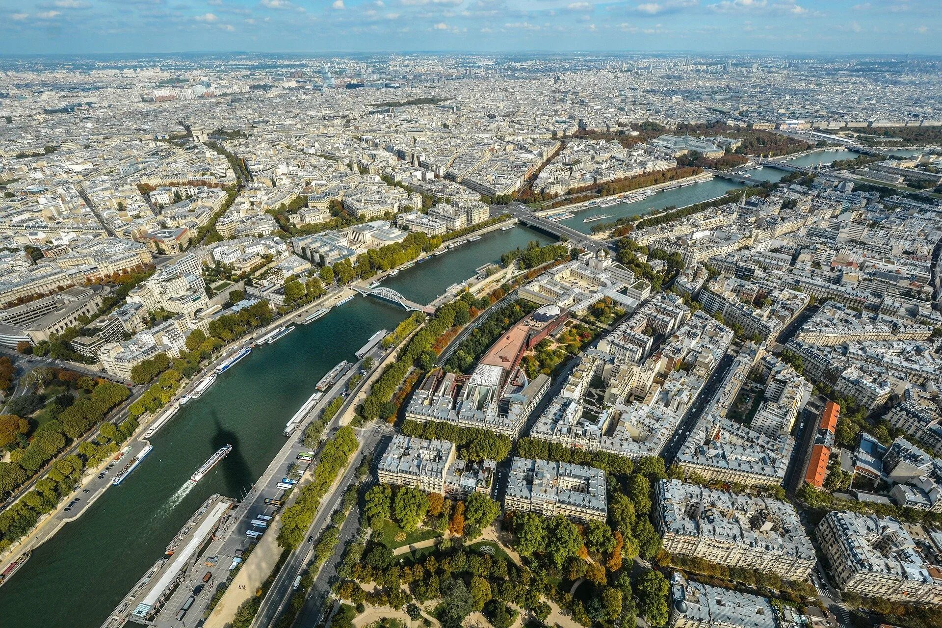 Г париж в россии. Жилые районы Парижа. Париж с высоты. Париж город с высоты. Спальные районы Парижа.
