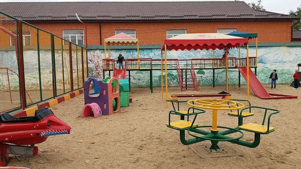 Фэмили хасавюрт детский городок. Парки в хасавюрте. Фэмили кафе киргу. Фэмили городок в хасавюрте. Фэмили хасавюрт.