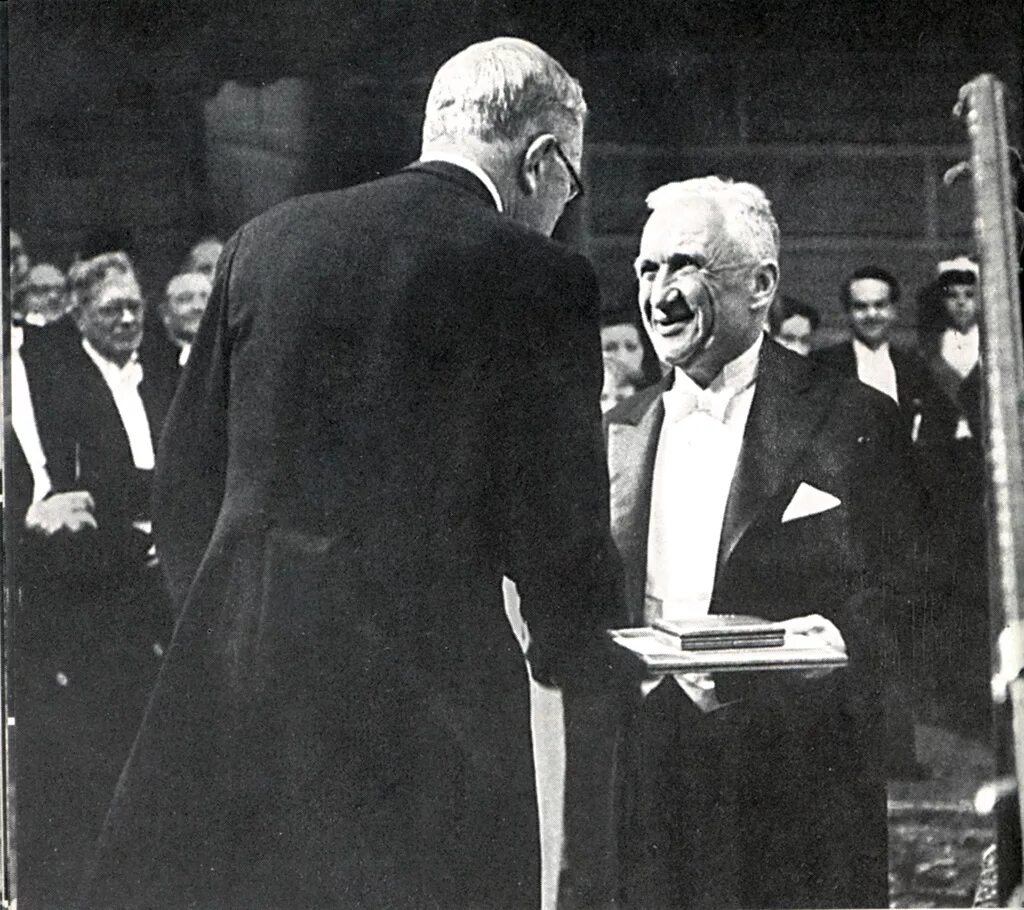Получил нобелевскую премию в 1958 году. Игорь тамм вручение нобелевской премии. игорь евгеньевич тамм нобелевская премия. павел черенков на вручении нобелевской премии. 1958 год, нобелевская премия по физике, игорь тамм.