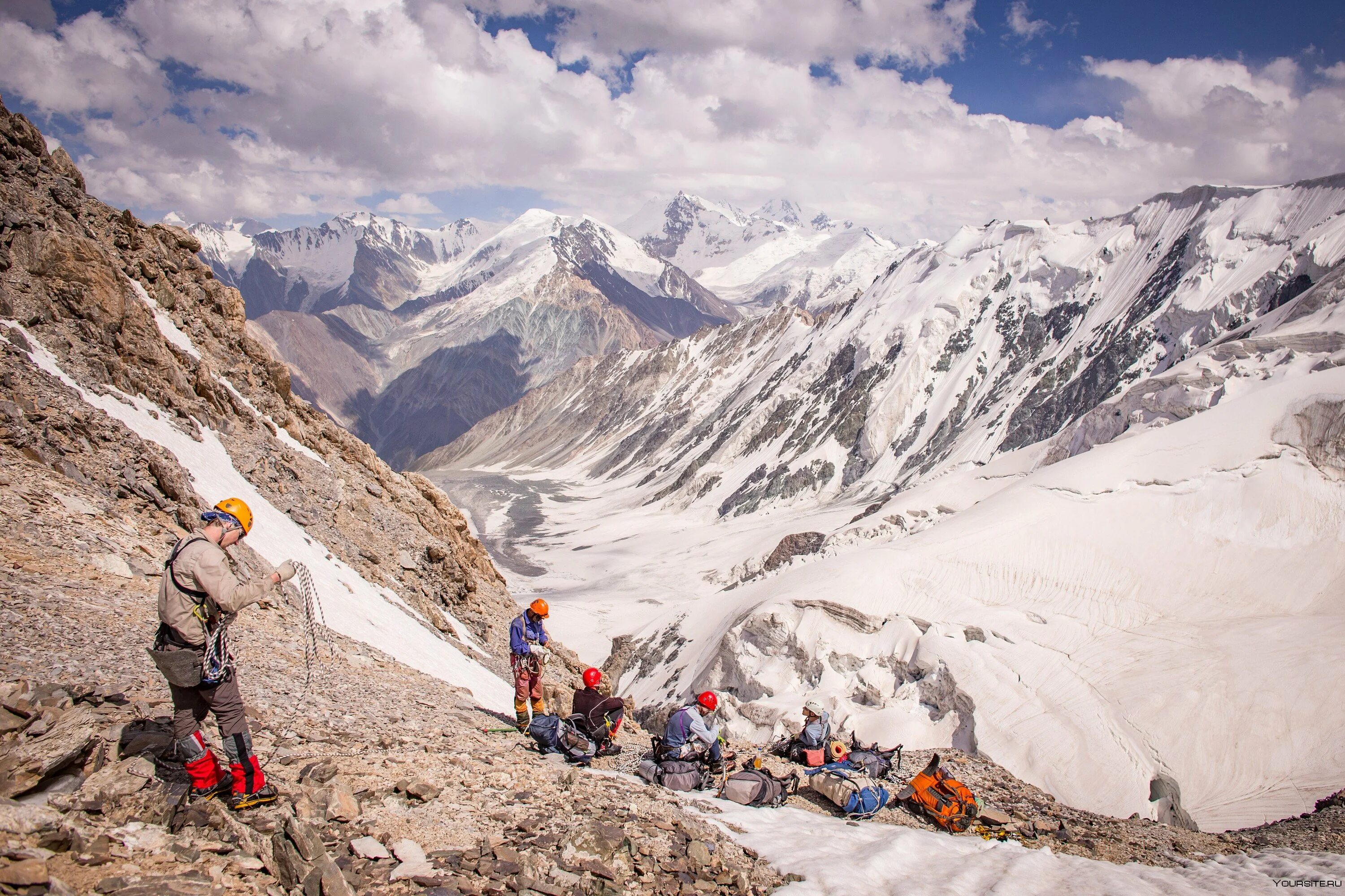 Grand pamir. Памир базовый лагерь. Южный Памир туристы. Туристы в горах Памира. Памир горный поход.