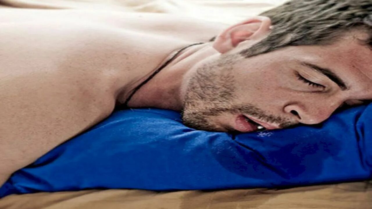 Почему когда спишь изо рта текут слюни. Слюнотечение во сне у взрослых. Спящий человек со слюной.