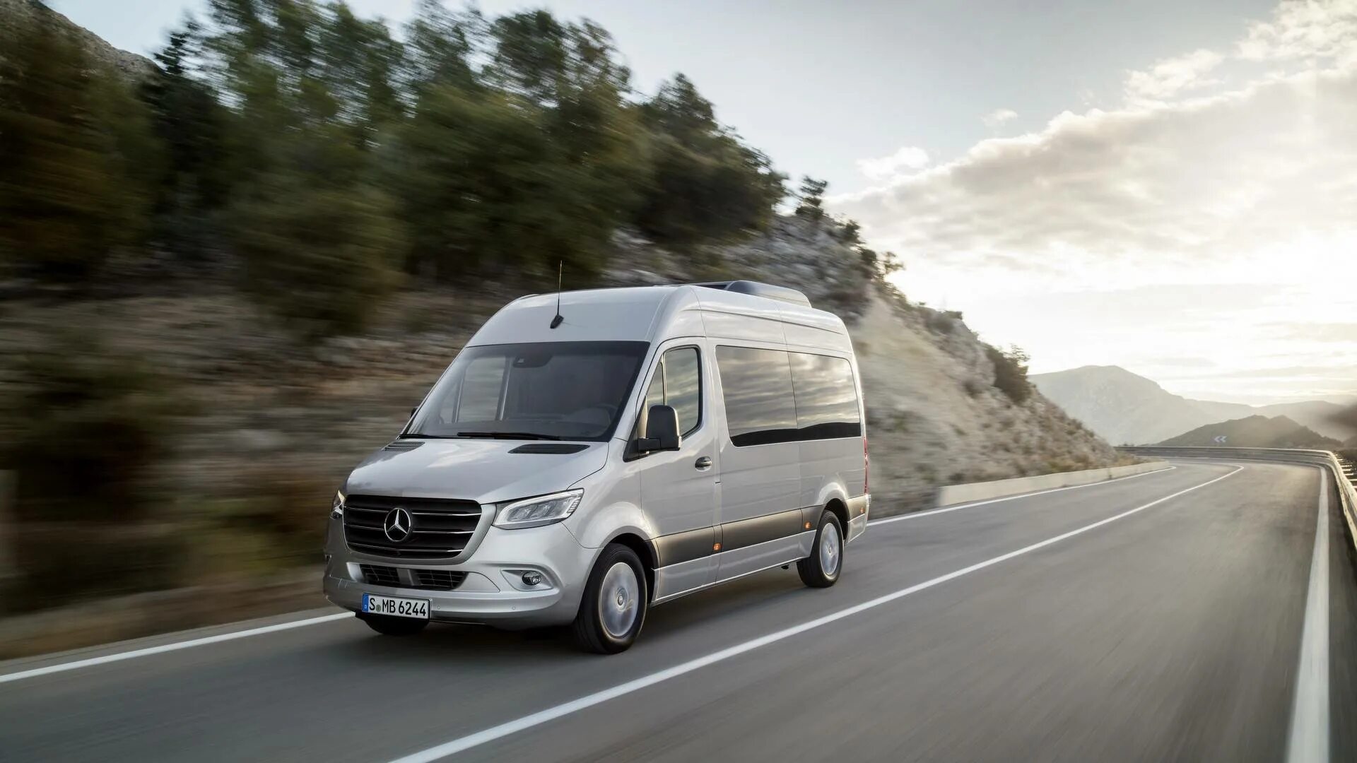 Что такое спринтер. Mercedes Benz Sprinter 2021. Mercedes Sprinter 2021. Мерседес-Бенц Спринтер 2018. Мерседес Спринтер 2021 пассажирский.