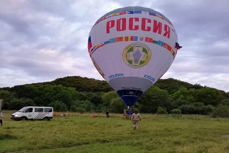 На шаре владивосток. Воздушный шар Россия. Воздушные шары в небе. Фестиваль воздушных шаров. Воздушный шар Волгоград.